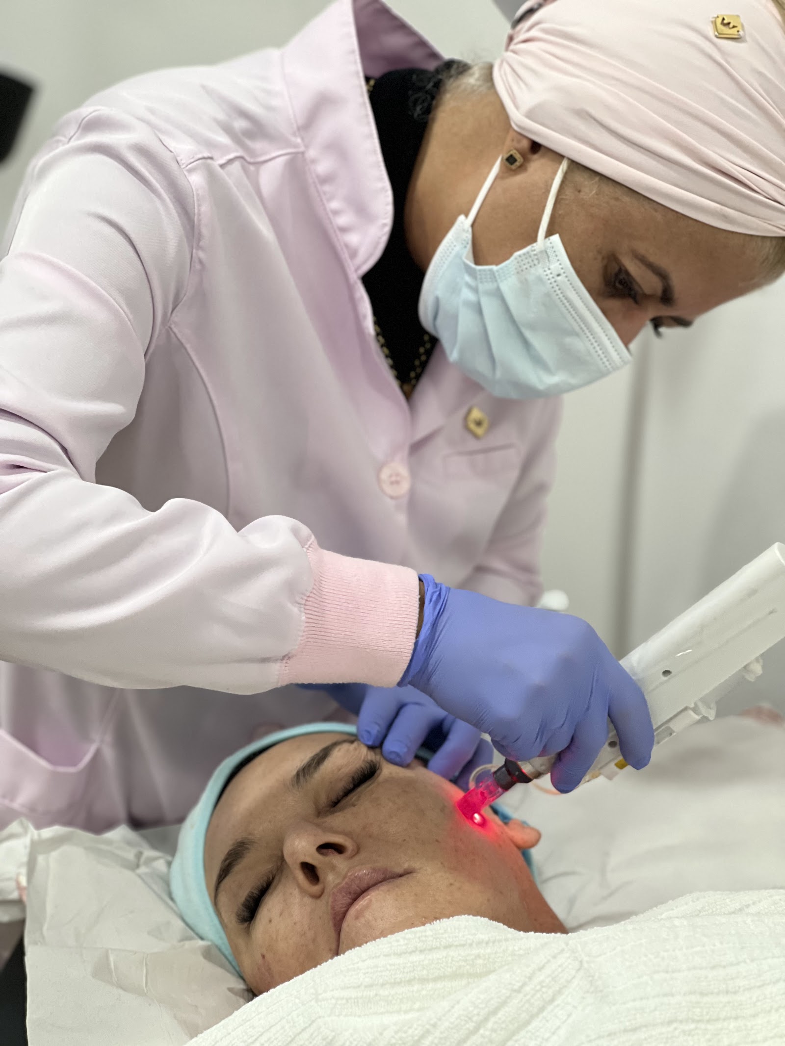 Equipa médica em procedimento facial na Clínica MASO